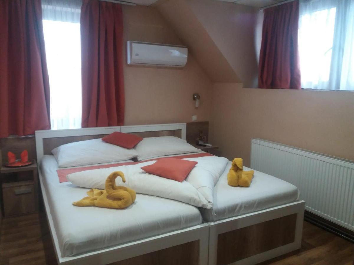 Abszolut Hotel Es Panzio Nyírbátor Eksteriør billede